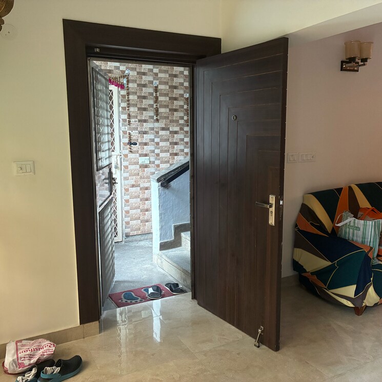 Living Room, rwa-apartments-sector-37 2.5 Bedroom 1500 Sq.Ft. Apartment In Arun Vihar Noida 9105247