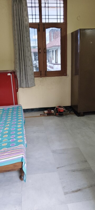 Room in 1.5 BHK Independent House at RWA Apartments Sector 61, Sector 61 – for Rent