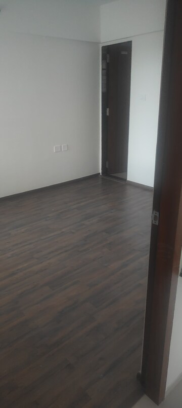 Room in 2.5 BHK Apartment at Saarrthi Skybay II, Mahalunge – for Rent