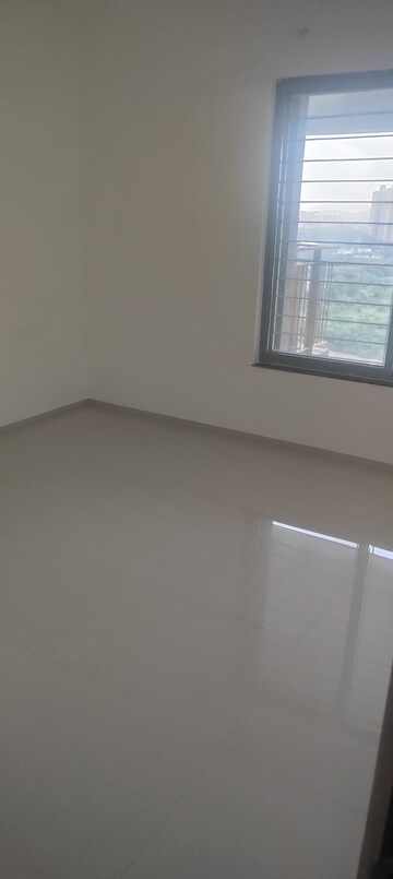 Room in 2.5 BHK Apartment at Saarrthi Skybay II, Mahalunge – for Rent