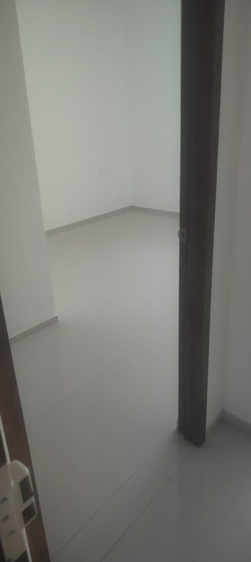 Room in 2.5 BHK Apartment at Saarrthi Skybay II, Mahalunge – for Rent