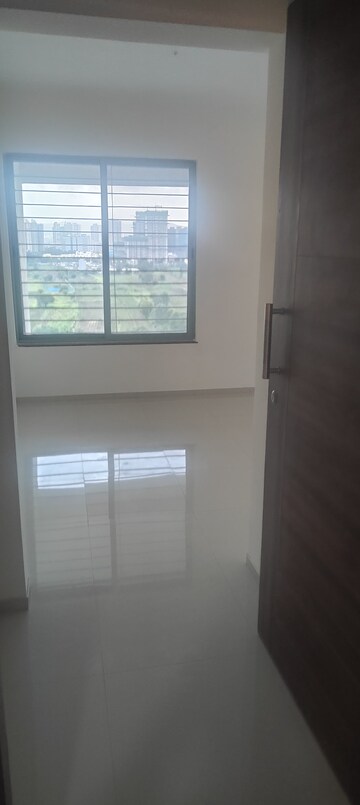 Room in 2.5 BHK Apartment at Saarrthi Skybay II, Mahalunge – for Rent