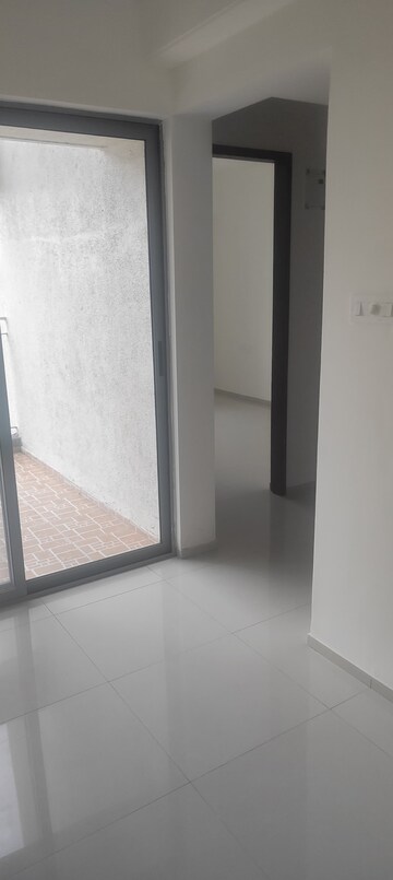 Room in 2.5 BHK Apartment at Saarrthi Skybay II, Mahalunge – for Rent