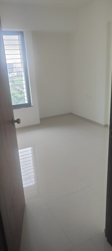 Room in 2.5 BHK Apartment at Saarrthi Skybay II, Mahalunge – for Rent