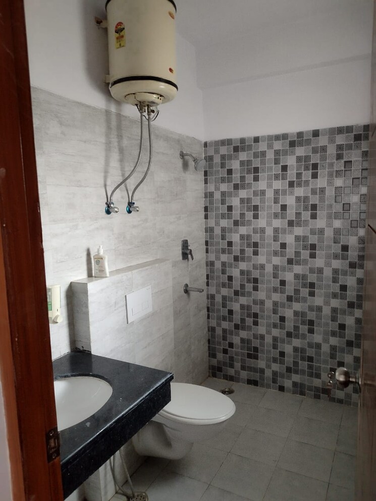 Bathroom, sector 7 wave city 3 Bedroom 1500 Sq.Ft. Builder Floor In Sector 7 Wave City Ghaziabad 9105322