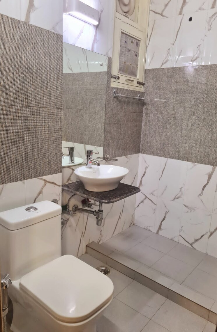 Bathroom, sukhdev vihar 3 Bedroom 480 Sq.Yd. Apartment In Sukhdev Vihar Delhi 9105315