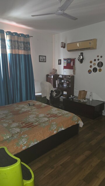 Room in 3 BHK Apartment at Sector 105 – for Rent