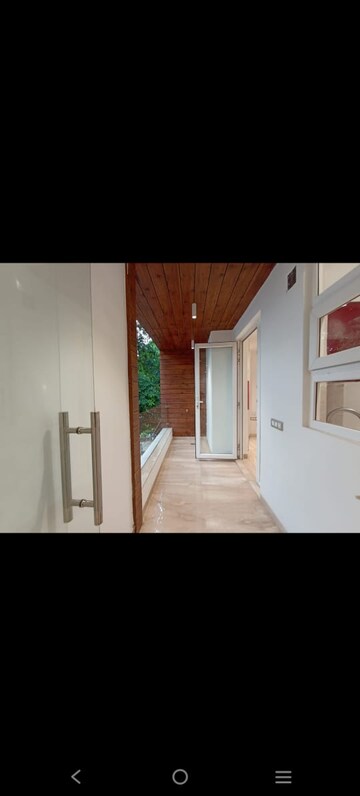 Building Lobby in 3 BHK Apartment at DLF Ridgewood Estate, Dlf Phase iv – for Rent