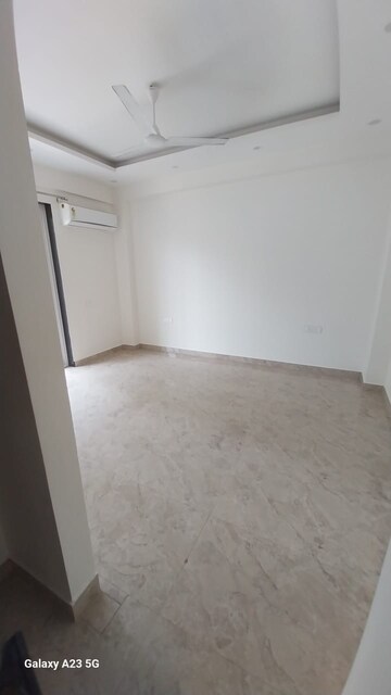 Room in 3 BHK Apartment at DLF Ridgewood Estate, Dlf Phase iv – for Rent