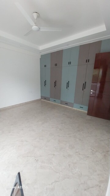 Room in 3 BHK Apartment at DLF Ridgewood Estate, Dlf Phase iv – for Rent
