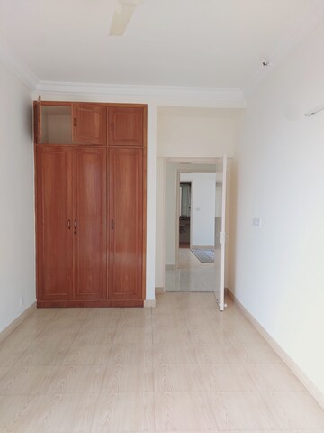 Room in 3 BHK Apartment at DLF Ridgewood Estate, Dlf Phase iv – for Rent