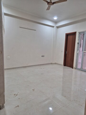 Room in 4 BHK Builder Floor at RWA Apartments Sector 26, Sector 26 – for Rent