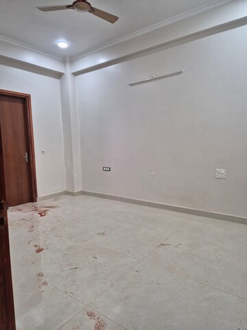 Room in 4 BHK Builder Floor at RWA Apartments Sector 26, Sector 26 – for Rent