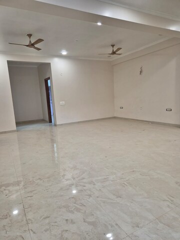 Room in 4 BHK Builder Floor at RWA Apartments Sector 26, Sector 26 – for Rent
