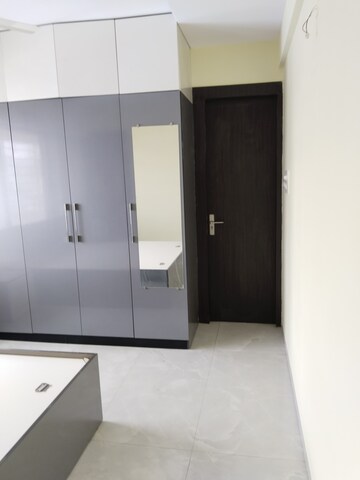 Room in 4 BHK Apartment at Indiabulls Enigma, Sector 110 – for Rent