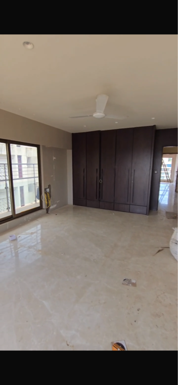 Room in 4 BHK Apartment at Mangal Chhaya Apartment, Khar West – for Sale
