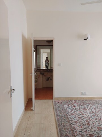 Room in 2 BHK Apartment at DLF Regency Park I, Dlf Phase iv – for Rent