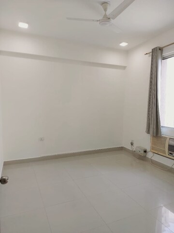 Room in 2 BHK Apartment at Suncity Essel Tower, Sector 28 – for Rent