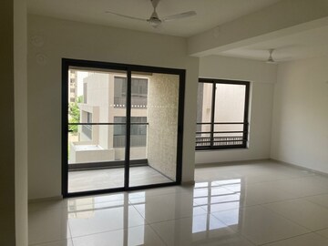 Room in 3 BHK Apartment at Shela – for Rent
