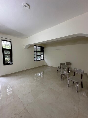 Room in 2.5 BHK Apartment at BNB Pristine Floors, Dlf Phase V – for Rent