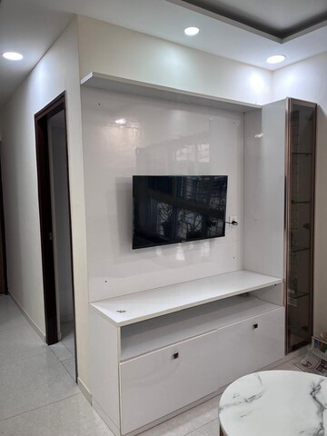 Room in 2 BHK Apartment at Lodha Amara, Kolshet Road – for Rent