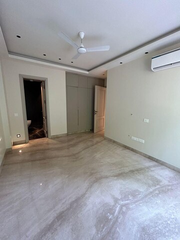 Room in 4 BHK Builder Floor at DLF City Phase IV, Dlf Phase iv – for Rent