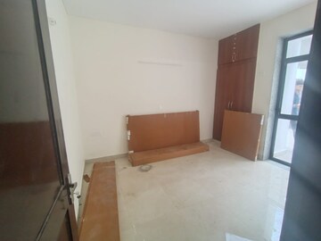 Room in 3 BHK Apartment at DLF City Phase V, Dlf Phase V – for Rent