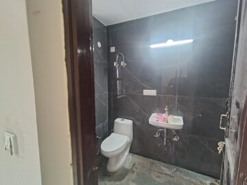 Bathroom in 3 BHK Apartment at DLF City Phase V, Dlf Phase V – for Rent