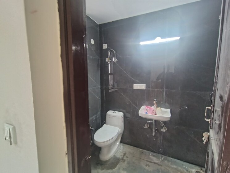 Bathroom, dlf-city-phase-v 3 Bedroom 1600 Sq.Ft. Apartment In Dlf Phase V Gurgaon 9105658