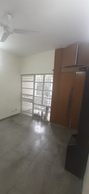 Room in 3 BHK Apartment at Vasant Kunj – for Rent