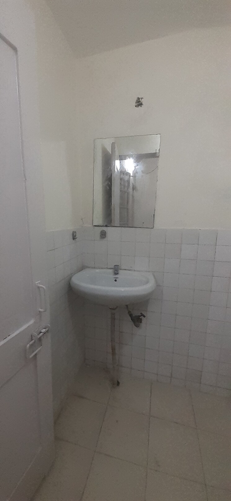 Bathroom, vasant kunj 3 Bedroom 1100 Sq.Ft. Apartment In Vasant Kunj Delhi 9105697