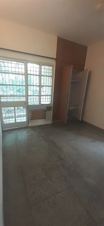 Room in 3 BHK Apartment at Vasant Kunj – for Rent
