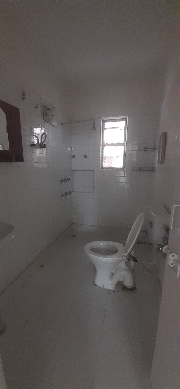 Bathroom, vasant kunj 3 Bedroom 1100 Sq.Ft. Apartment In Vasant Kunj Delhi 9105697