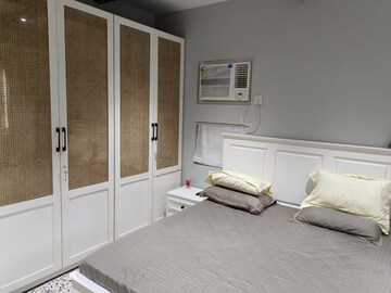 Bedroom in 1 BHK Apartment at Bandra West – for Rent