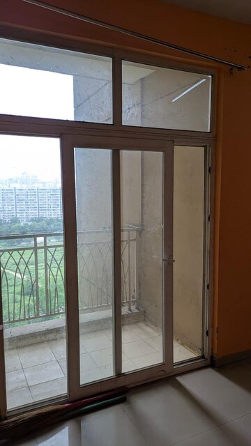 Room in 3 BHK Apartment at Gaur City 2 - 11th Avenue, Sector 16c Greater Noida – for Rent