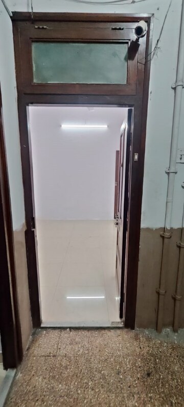 Room in 1.5 BHK Apartment at Bandra West – for Rent
