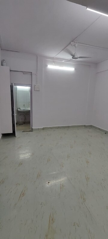 Room in 1.5 BHK Apartment at Bandra West – for Rent