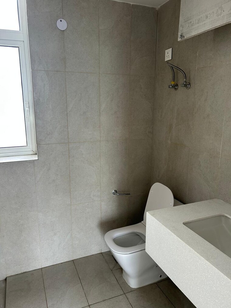 Bathroom, smart-world-orchard 3 Bedroom 1712 Sq.Ft. Builder Floor In Sector 61 Gurgaon 9105815