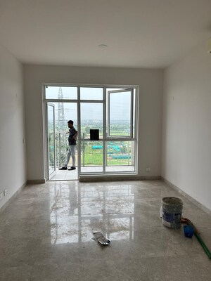 Room in 3 BHK Builder Floor at Smart World Orchard, Sector 61 – for Sale