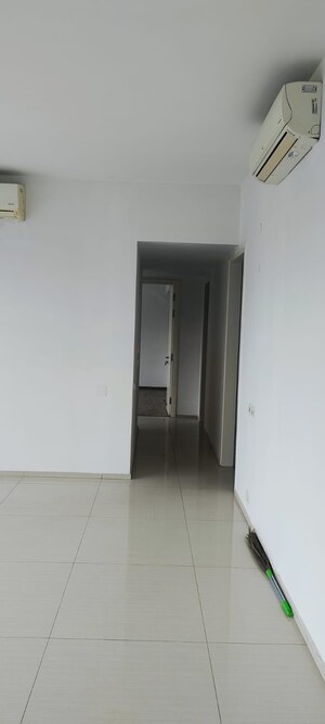 Room in 2 BHK Apartment at DLF Regency Park I, Dlf Phase iv – for Sale