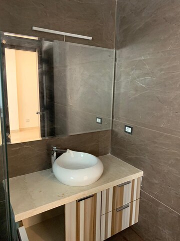 Bathroom in 4 BHK Builder Floor at DLF City Phase IV, Dlf Phase iv – for Sale