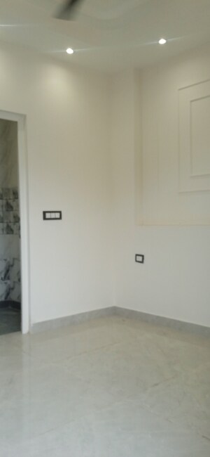 Room in 2 BHK Builder Floor at Igi Airport Area – for Sale