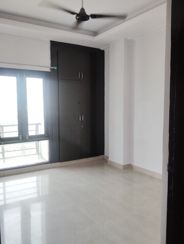 Room in 2 BHK Apartment at Gomti Nagar – for Rent