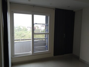 Room in 4 BHK Apartment at Bhawna Apartment, Sector 43 – for Rent