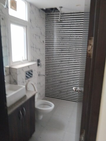 Bathroom in 4 BHK Apartment at Bhawna Apartment, Sector 43 – for Rent