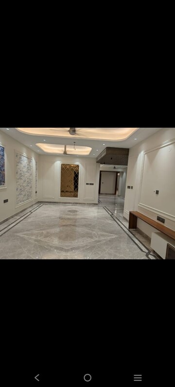 Building Lobby in 3 BHK Builder Floor at Ansal Sushant Lok I, Sector 43 – for Rent