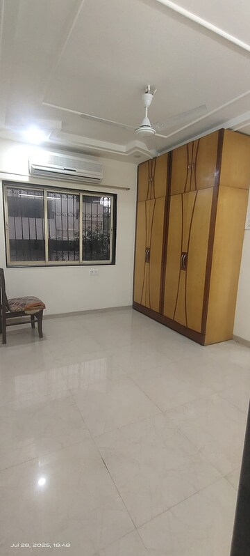 Room in 3 BHK Apartment at Khar West – for Rent