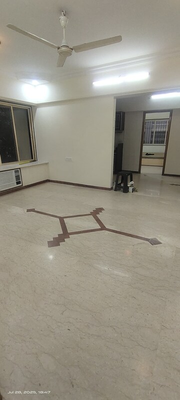 Room in 3 BHK Apartment at Khar West – for Rent