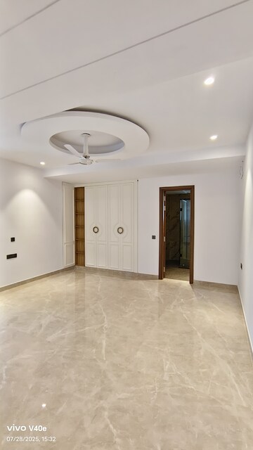 Room in 4 BHK Builder Floor at Vasant Kunj – for Rent
