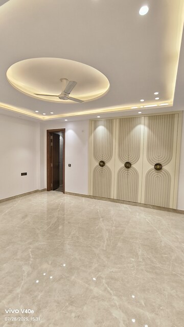 Room in 4 BHK Builder Floor at Vasant Kunj – for Rent